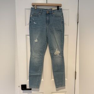 3. Universal Thread high rise skinny jeans
    Size 6/28R